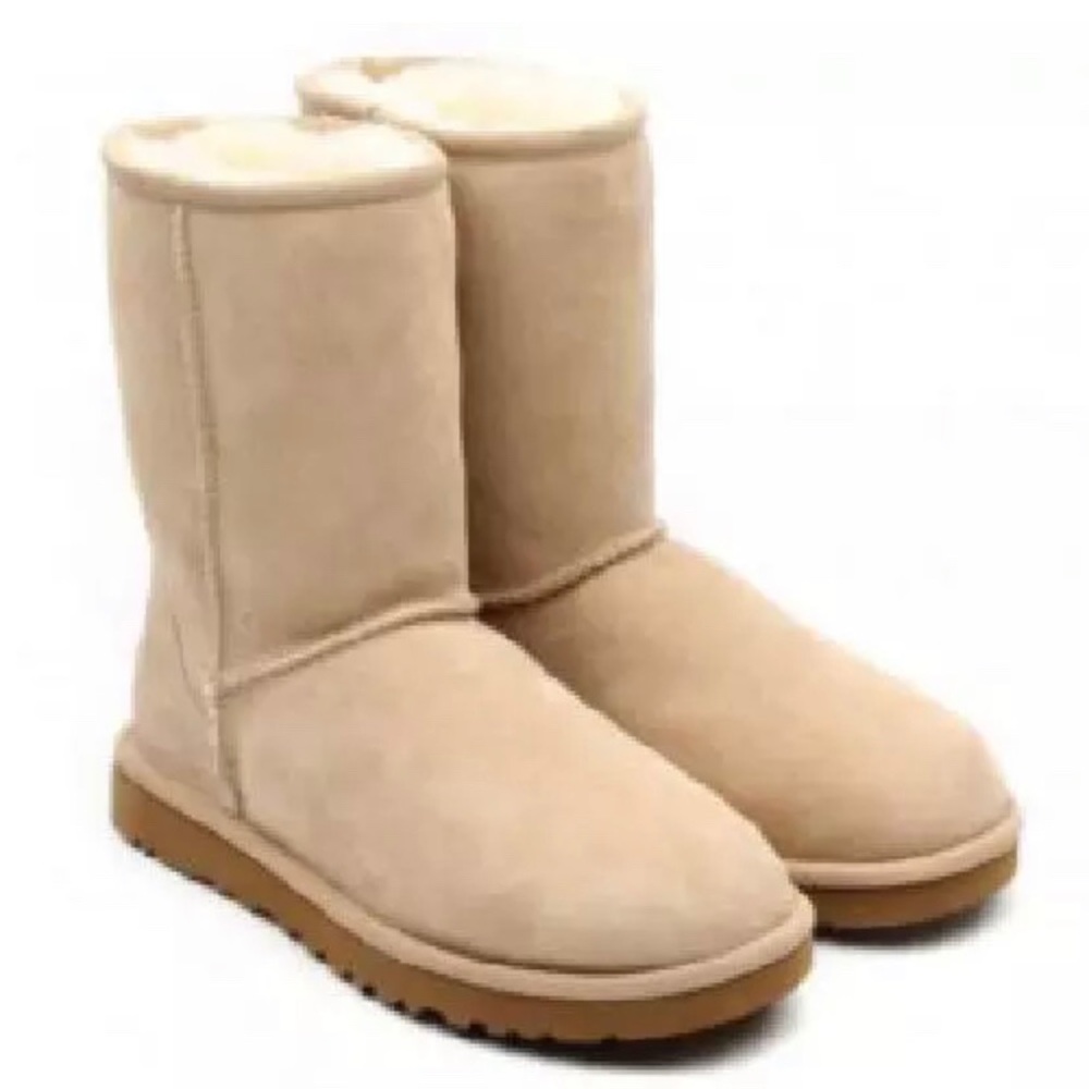 UGG Australia WomensClassic Short Boot Sand Size 5